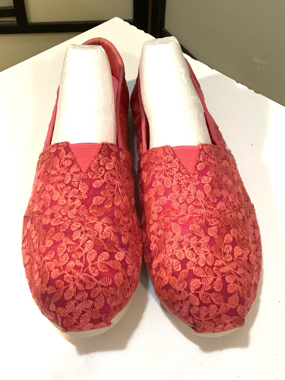 Toms embroidered fabric flat shoes. Size 9M